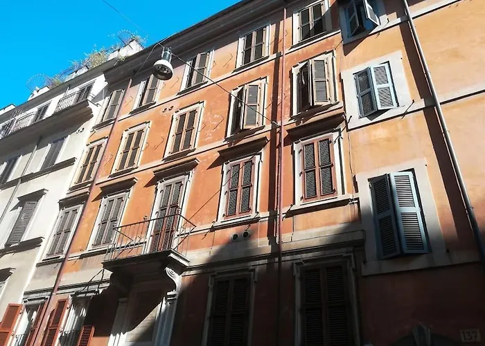 Daire Little Gem In Trevi Fountain *