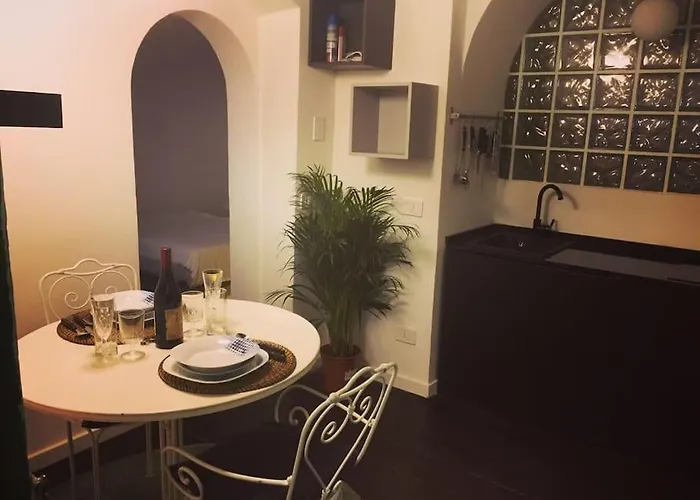 Daire Little Gem In Trevi Fountain *