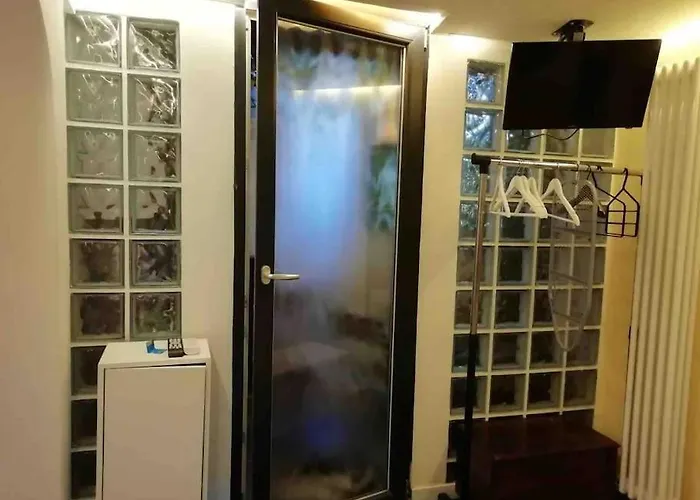 Daire Little Gem In Trevi Fountain *